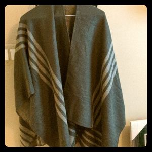 Reversible two tone gray rouan shawl